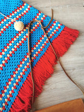 Charger l'image dans la galerie, poncho vintage années 70 en crochet tailles 34-36-38/petit 40