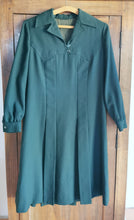 Charger l&#39;image dans la galerie, robe années 60 trapèze vert sapin , crêpe de laine, taille 34
