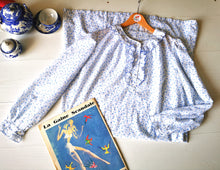 Charger l&#39;image dans la galerie, chemise de nuit vintage 70&#39;s à volants et epaules bouffantes, taille unique jusqu&#39;à 42
