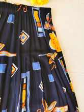 Charger l&#39;image dans la galerie, jupe vintage en viscose à jolis motifs , taille 42/44
