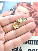 Charger l&#39;image dans la galerie, boucles d&#39;oreilles clips vintage pendantes, fleur strass rose
