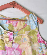 Charger l&#39;image dans la galerie, top débardeur vintage en pur coton à grandes fleurs pastel , taille 38/40
