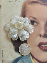 Charger l&#39;image dans la galerie, pince broche fleur en nacre années 40
