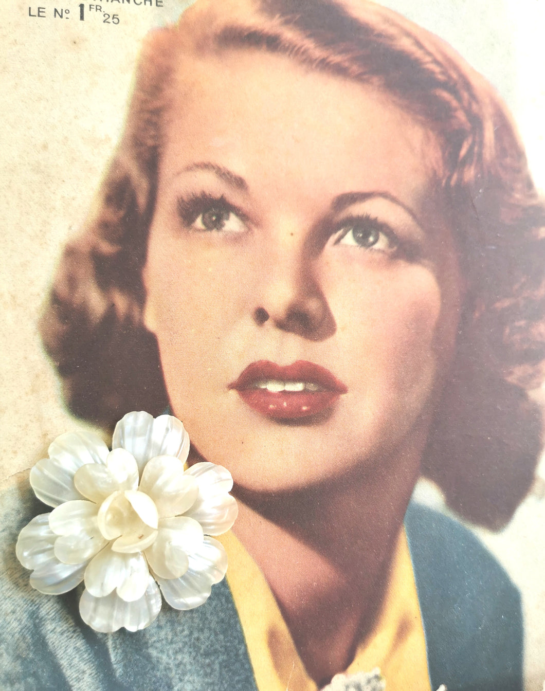 pince broche fleur en nacre années 40