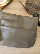 Charger l&#39;image dans la galerie, sac vintage 80&#39;s en cuir glacé gris souris , porté épaule
