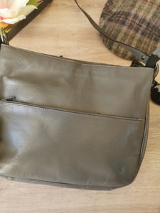 sac vintage 80's en cuir glacé gris souris , porté épaule