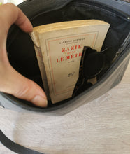 Charger l&#39;image dans la galerie, sac vintage 80&#39;s en cuir glacé gris souris , porté épaule
