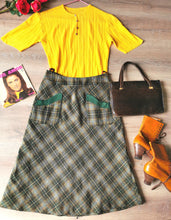 Charger l&#39;image dans la galerie, jupe vintage trapèze années 60&#39;s motif tartan en laine, taille 38
