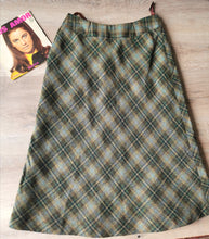 Charger l&#39;image dans la galerie, jupe vintage trapèze années 60&#39;s motif tartan en laine, taille 38
