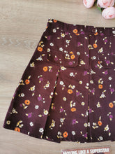 Charger l&#39;image dans la galerie, mini-jupe plissée à fleurs vintage 90&#39;s , taille 34
