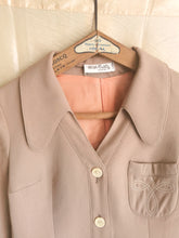 Charger l&#39;image dans la galerie, veste vintage 70&#39;s col pelle à tarte brodée sur la poche, taille 34
