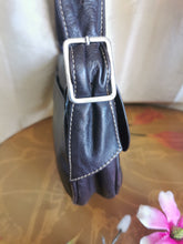 Charger l&#39;image dans la galerie, sac Longchamp en cuir moka de type sac baguette
