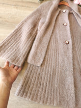 Charger l&#39;image dans la galerie, magnifique cardigan veste col lavallière en kidmohair bois de rose, tricoté main, tailles 36 et 38
