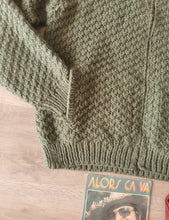 Charger l&#39;image dans la galerie, cardigan oversize en grosse maille tricoté main , zipé, taille 44,/46
