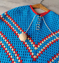 Charger l&#39;image dans la galerie, poncho vintage années 70 en crochet tailles 34-36-38/petit 40
