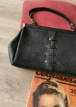 Charger l&#39;image dans la galerie, sac à main vintage années 60&#39;s style doctor bag en skaï
