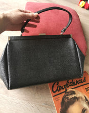 Charger l&#39;image dans la galerie, sac à main vintage années 60&#39;s style doctor bag en skaï
